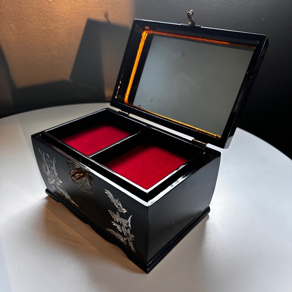 Mother of pearl inlaid lacquer jewelry box - Picture 3 of 8